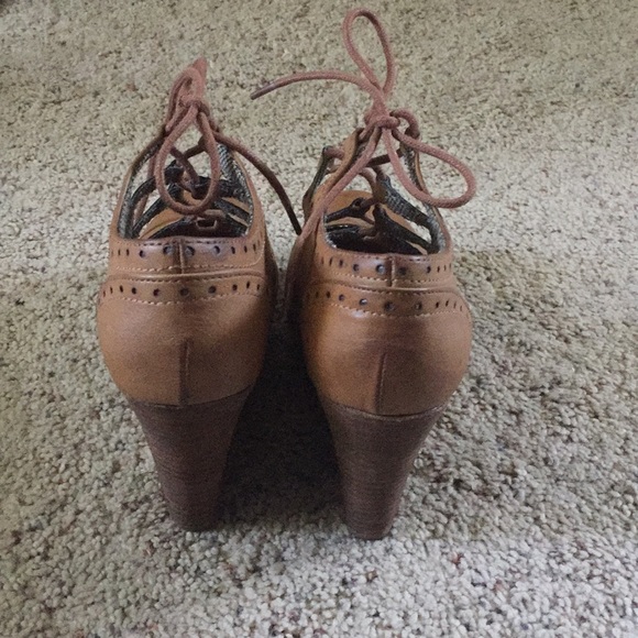 Size 7 heels - Picture 4 of 4